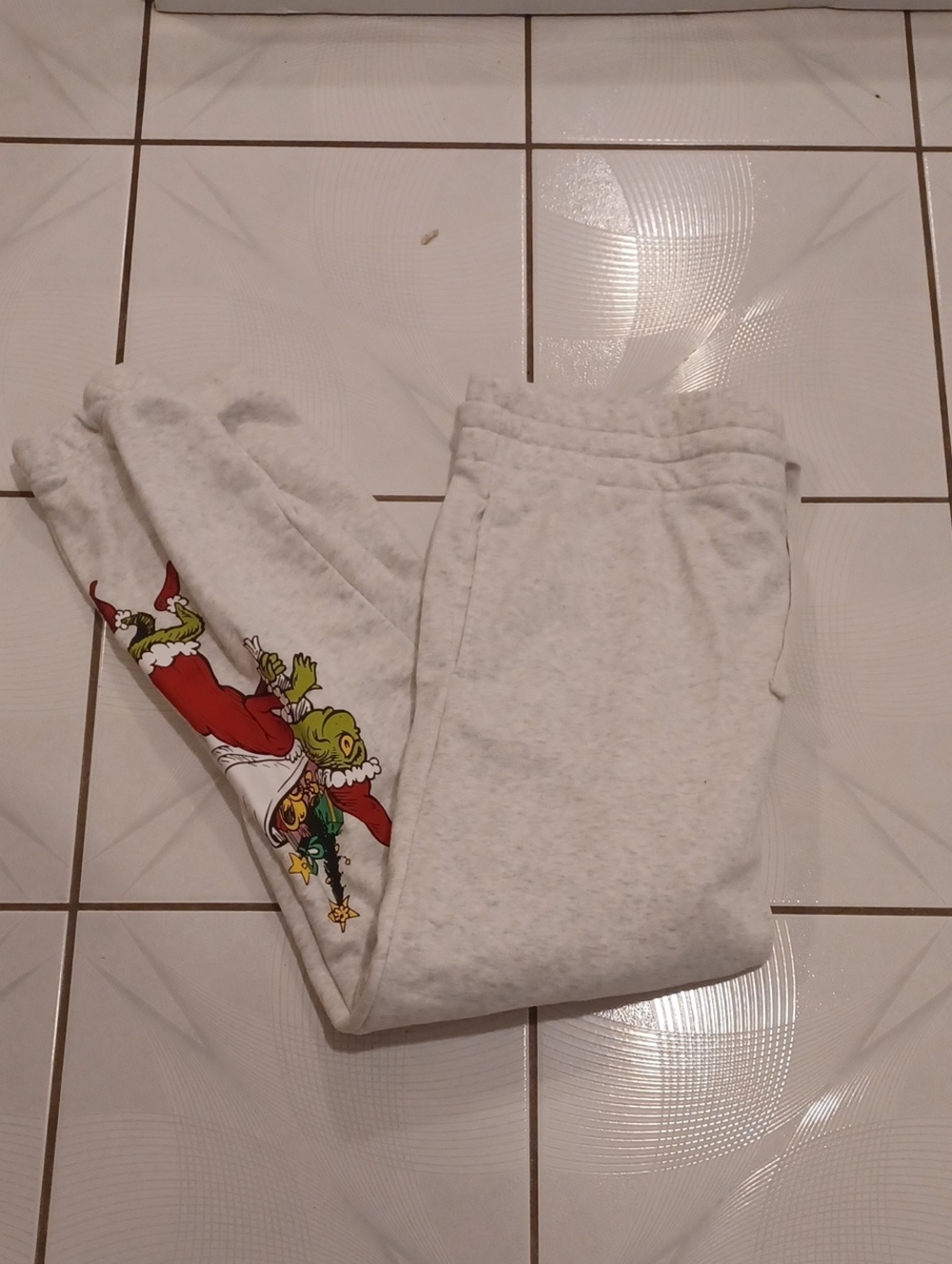 4/$80 Light Gray Graphic Sweatpants with Holiday Grinch Print - Size XXL
